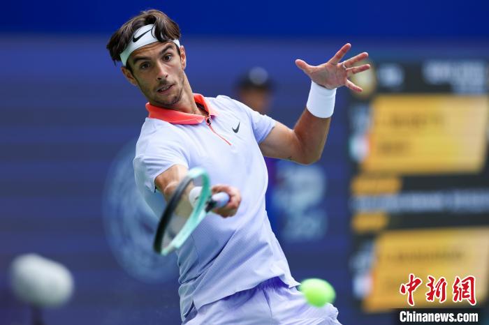 巴黎奥运季军穆塞蒂成都赛逆转老将马纳里诺晋