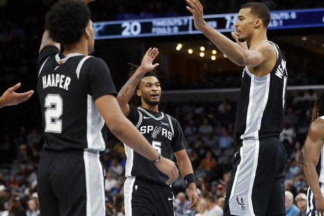 马刺大胜雄鹿创NBA历史纪