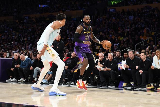 马刺大胜雄鹿创NBA历史纪录 文班亚马统治攻防