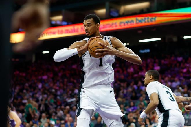 马刺大胜雄鹿创NBA历史纪录 文班亚马统治攻防
