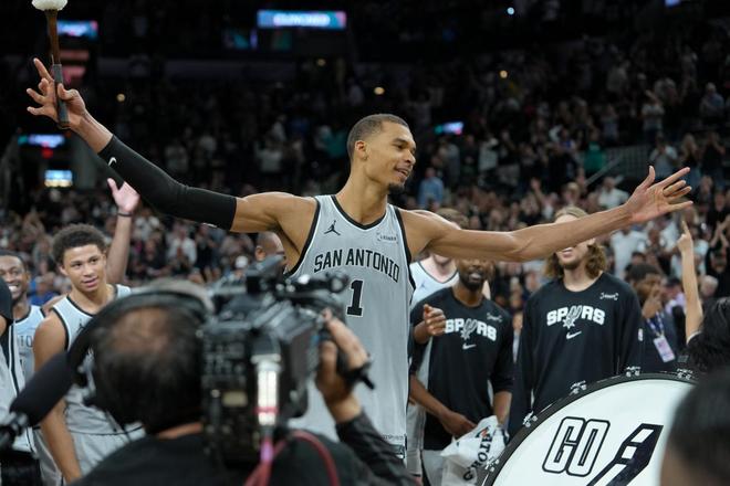 马刺大胜雄鹿创NBA历史纪录 文班亚马统治攻防